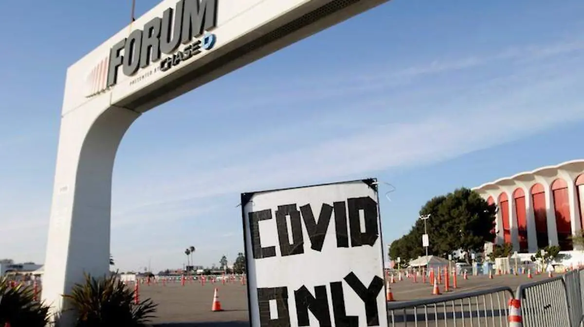 Un anuncio para entrar a las pruebas de Covid en el Fabulous Forum de Inglewood, California Foto EFE